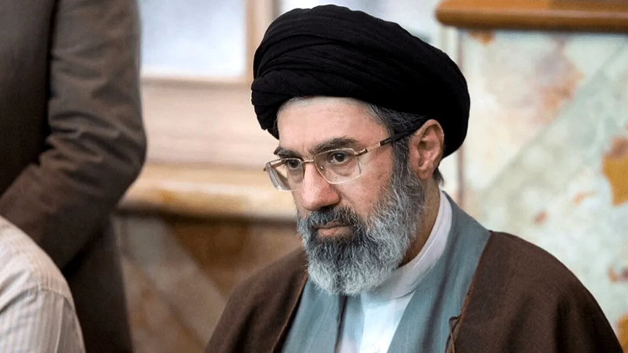 نخبگی از نگاه رهبر انقلاب؛ خدمت به جامعه یا سرباری؟