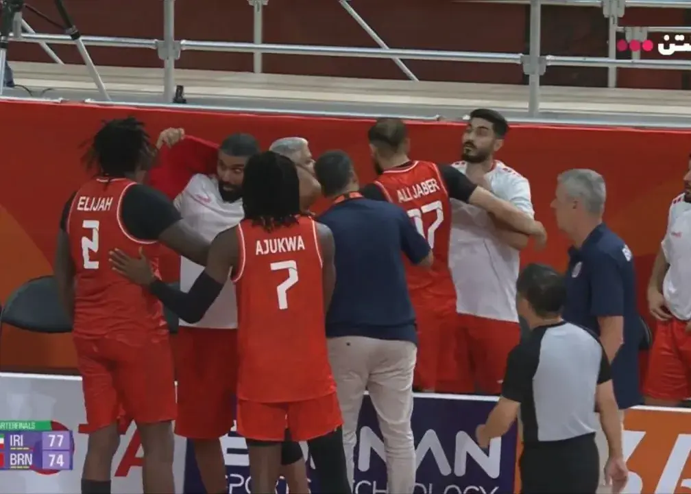درگیری شدید روی نیمکت بحرین در بازی با ایران