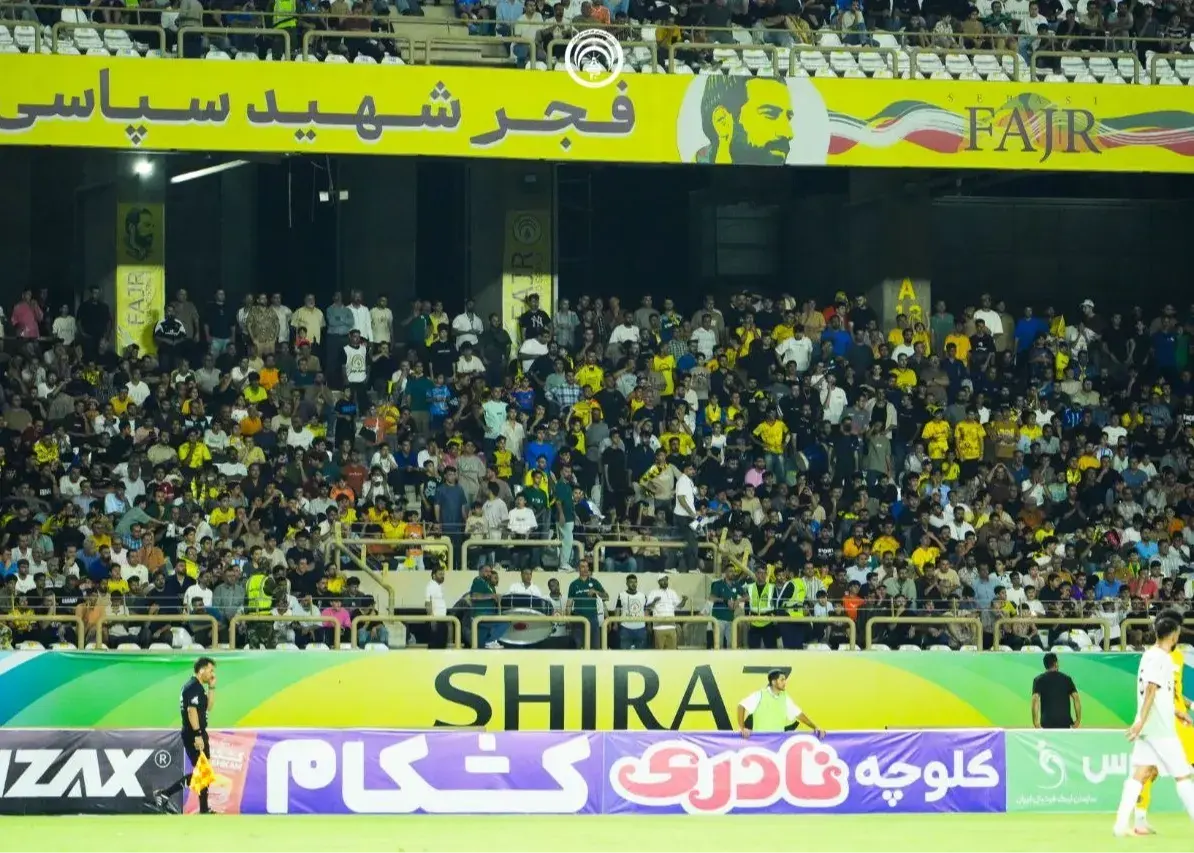 عصبانیت هواداران و ترک ورزشگاه شیراز پس از تساوی فجر و ذوبآهن