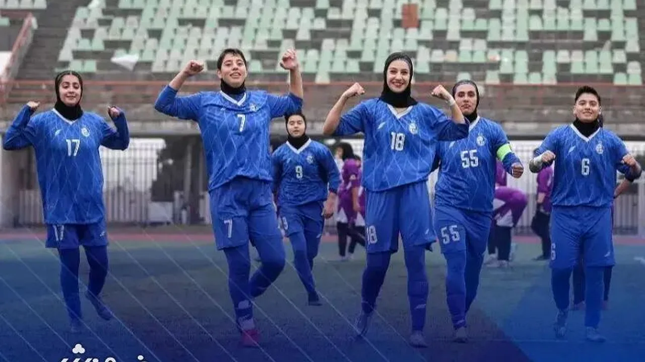 پوستر خلاقانه استقلال برای دربی زنان با الهام از سریال محبوب