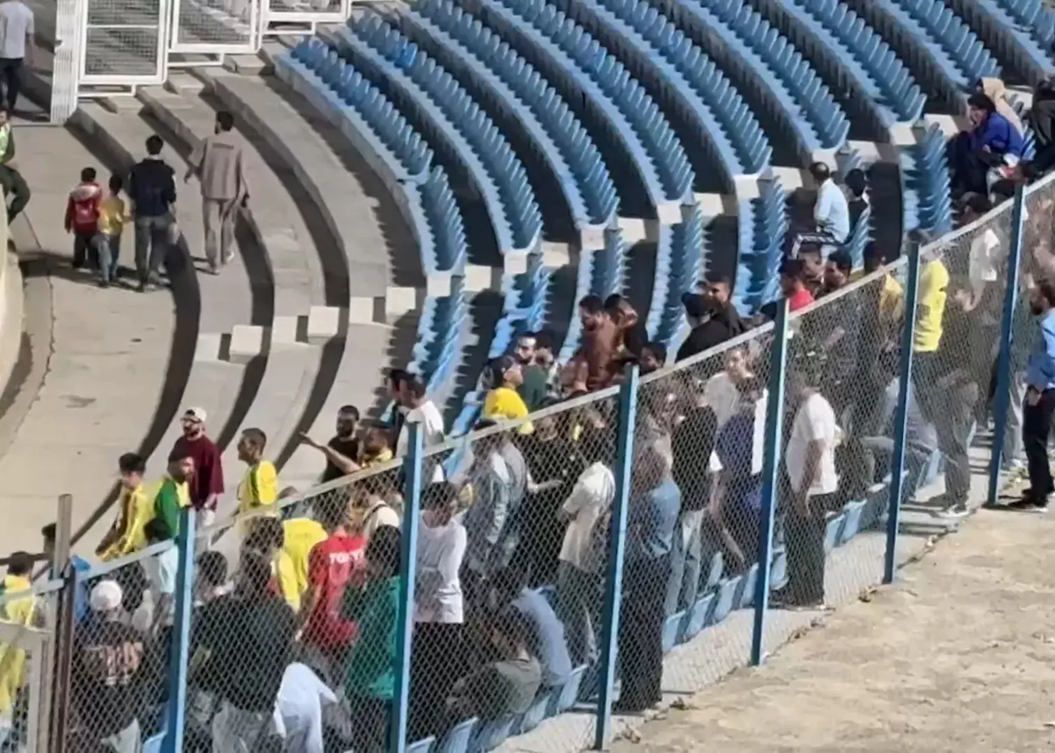 شکست صنعت نفت آبادان، هواداران را به خشم آورد