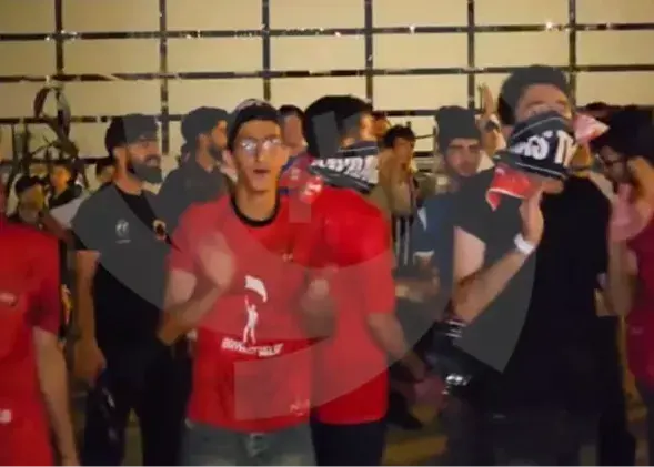 هواداران تراکتور در مقابل هتل پرسپولیس تجمع کردند