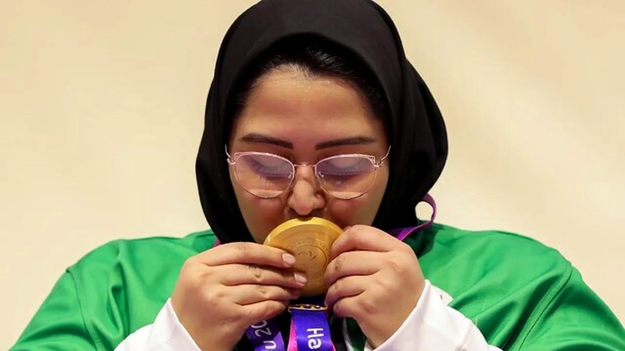 فائزه احمدی قهرمان پاراتیراندازی ناگویا شد/ ساره جوانمردی نقره گرفت