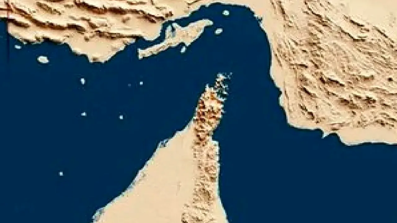 حادثهای نادر در تنگه هرمز؛ نفتکش هدف پرتابه ناشناس