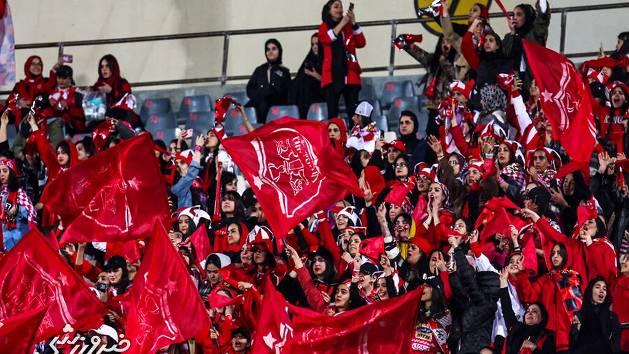 حضور تماشاگران زن در ورزشگاه وطنی برای دیدار نساجی و پرسپولیس