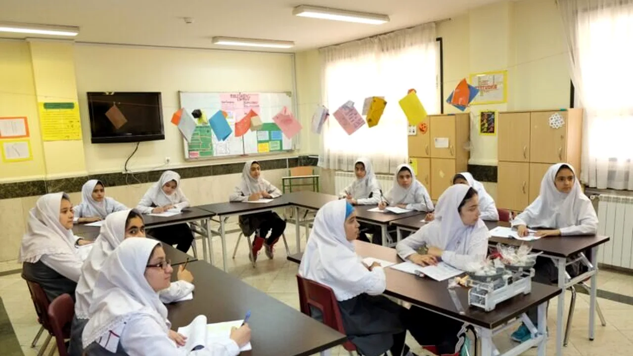 آموزش در ایران با آمادگی برای تحصیل در خارج