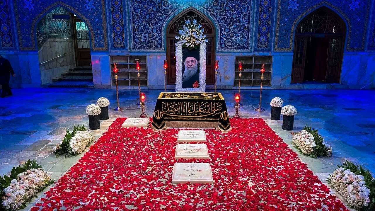 تجدید بیعت ارادتمندان رهبر انقلاب در رواق دارالذکر