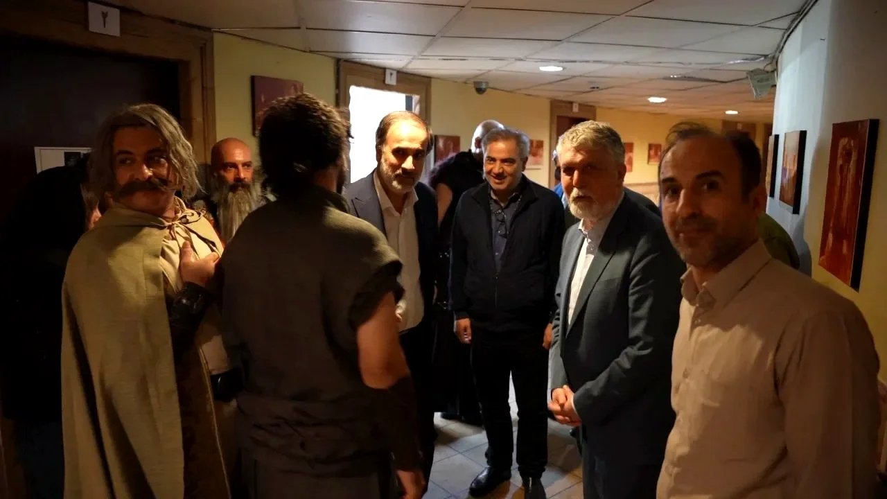 شب متفاوت تئاتر شهر؛ وزیر فرهنگ مهمان غافلگیرکننده عروسکها شد!