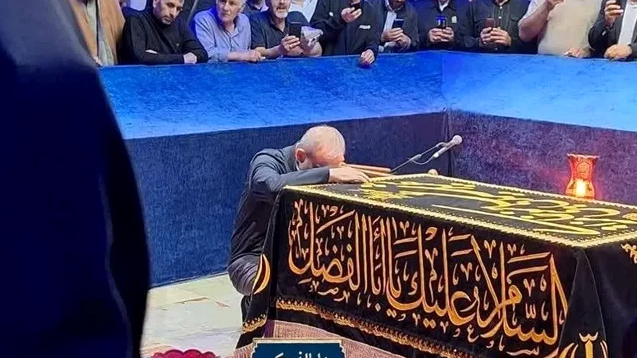 پزشکیان در حرم رضوی به مزار رهبر انقلاب ادای احترام کرد
