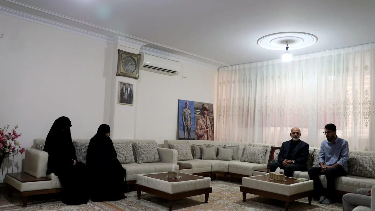 تجلیل رئیس ستادکل نیروهای مسلح از خانواده شهید اسدی