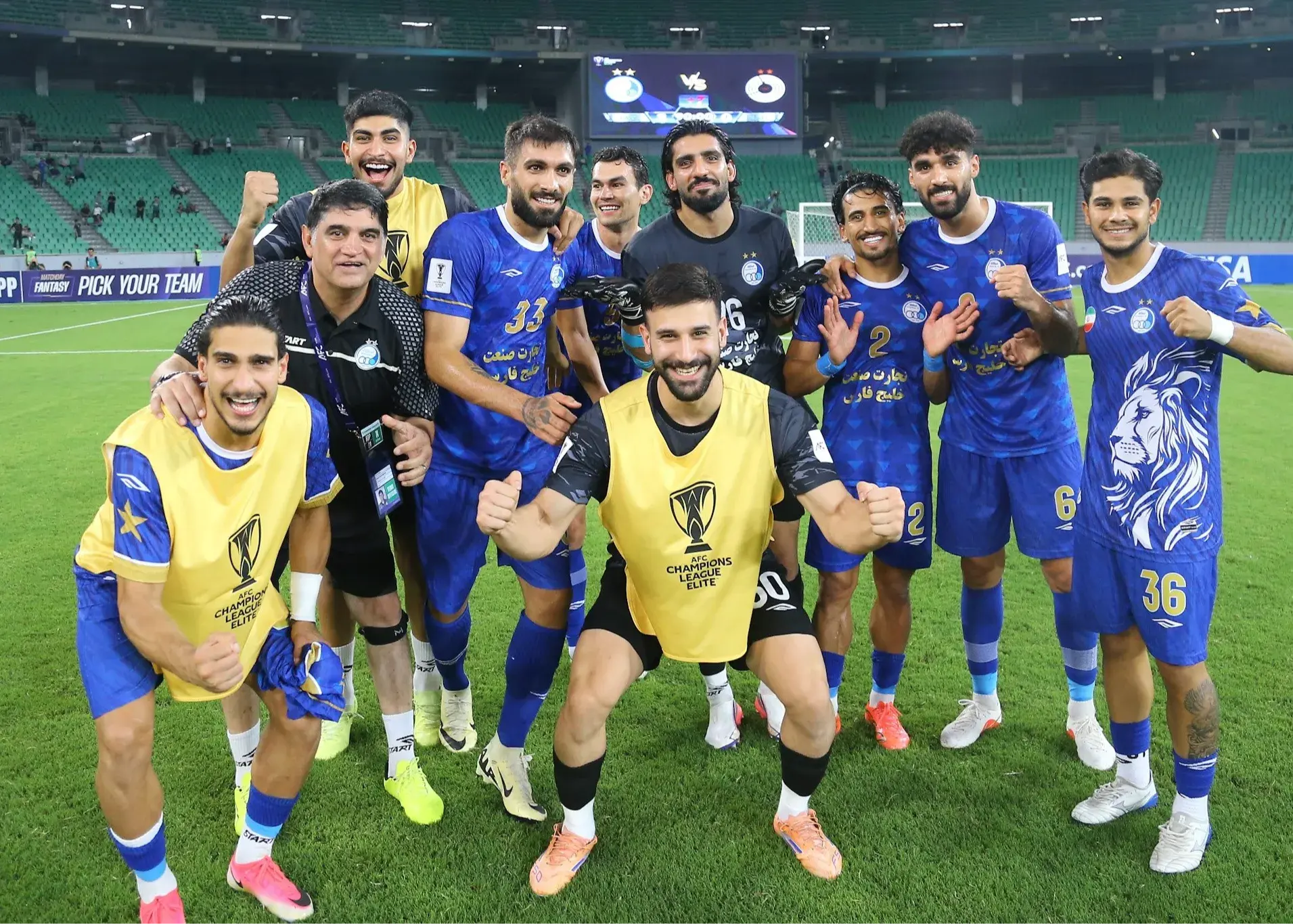 جشن کلینشیت بازیکنان استقلال پس از موفقیت برابر السد