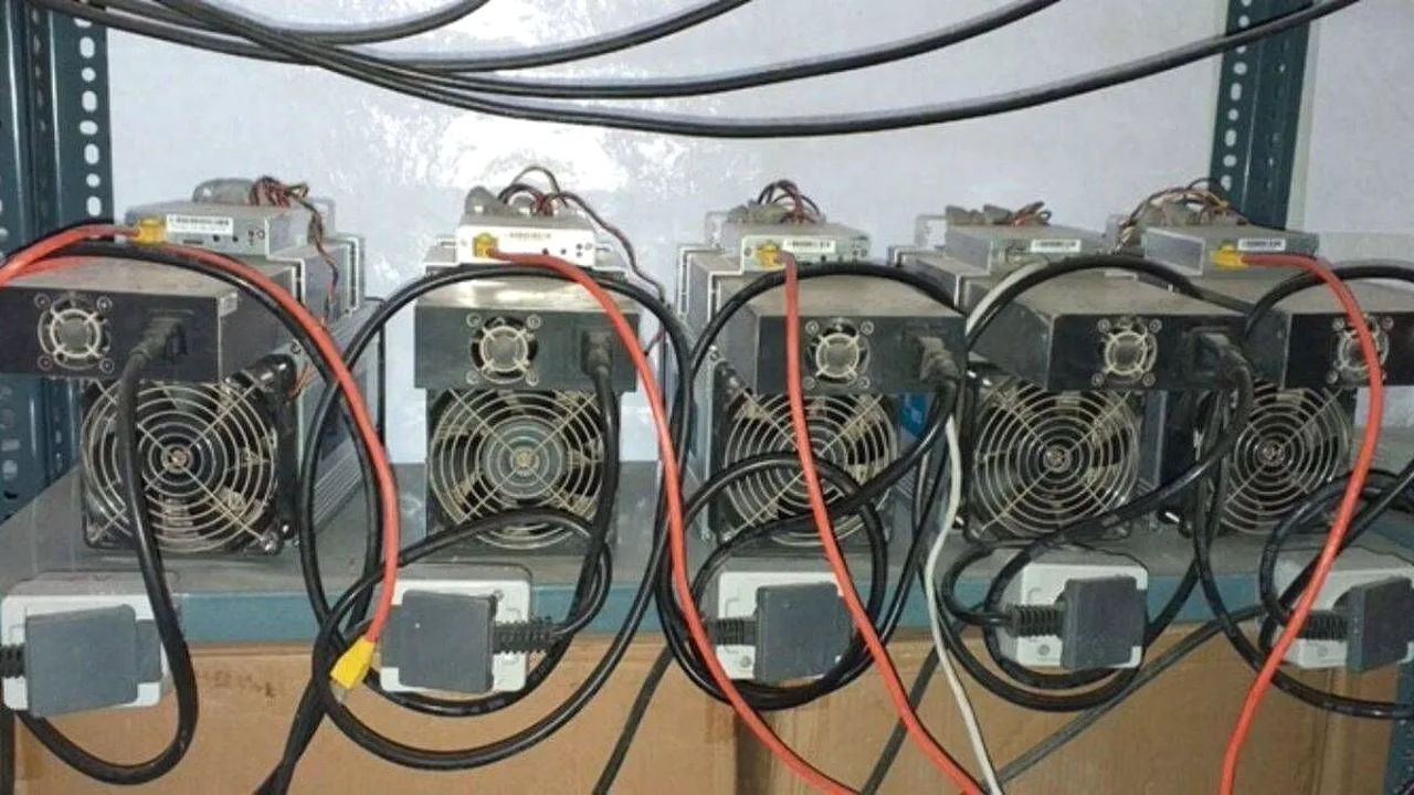 ضبط ۲۸ ماینر غیرمجاز در عملیات برق کرمانشاه