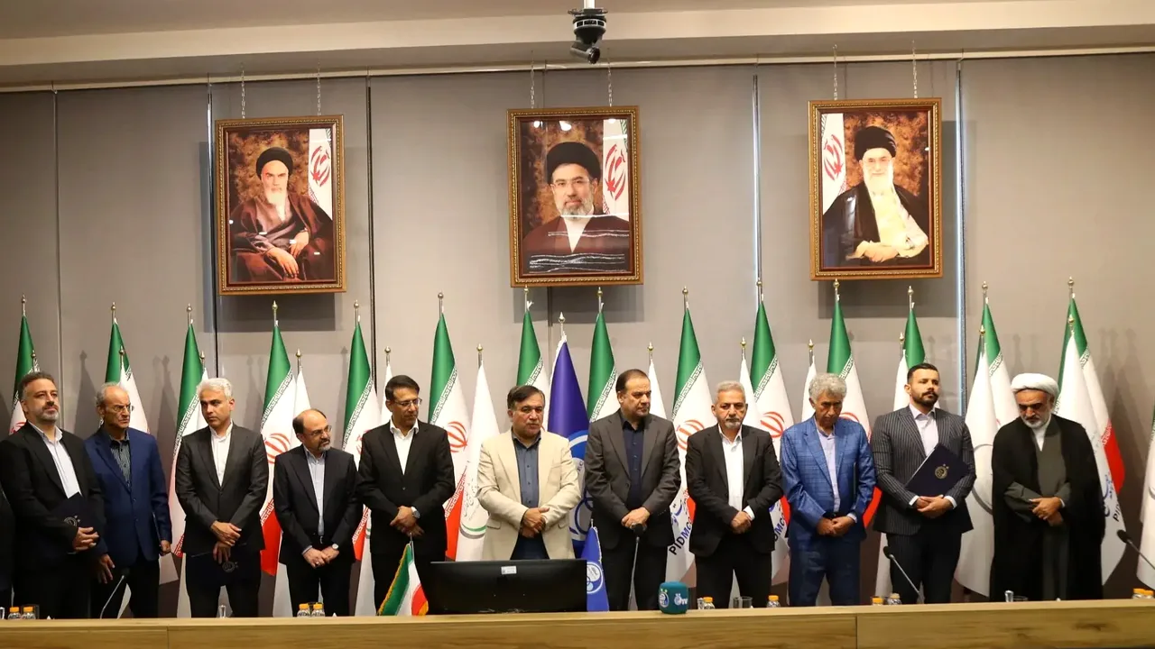 تصویری از دوره جدید مدیریت استقلال در کنار پیشکسوتان