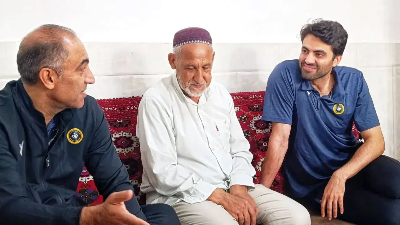 تجلیل از صابر کاظمی؛ پیراهن شماره ۱۹ به خانوادهاش اهدا شد