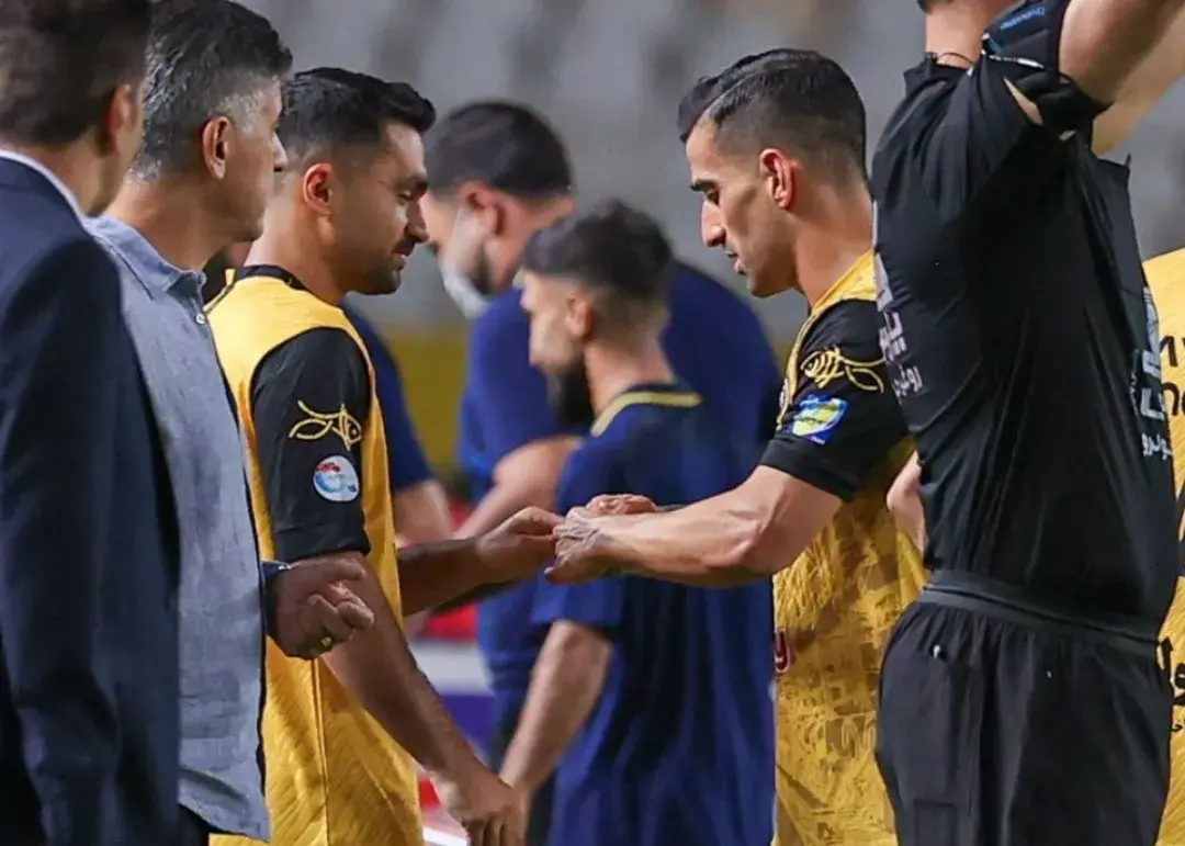 بازوبند کاپیتانی سپاهان به محمد کریمی اهدا شد