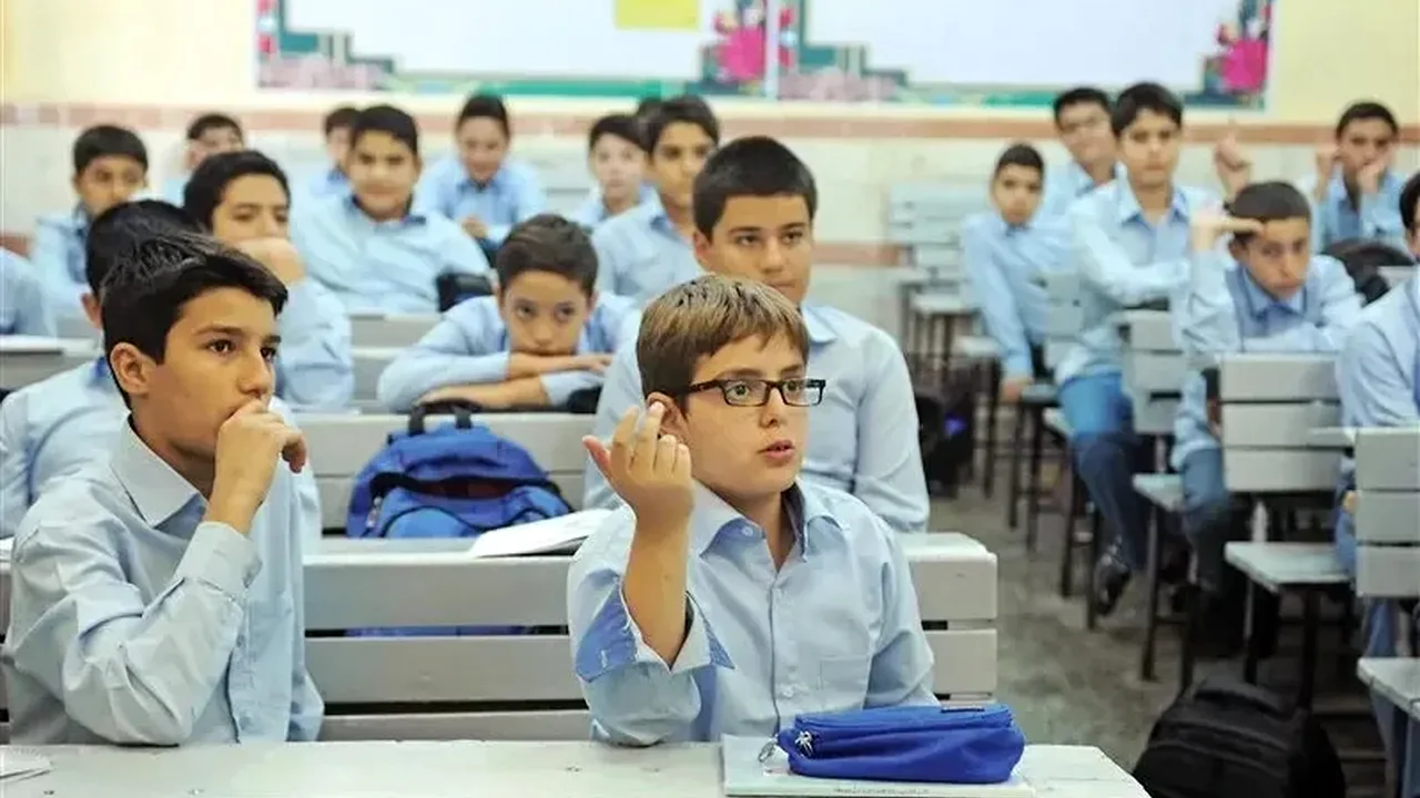 الگوی آموزشی ترکیبی مدارس قشم از ۱۰ آبان ادامه مییابد