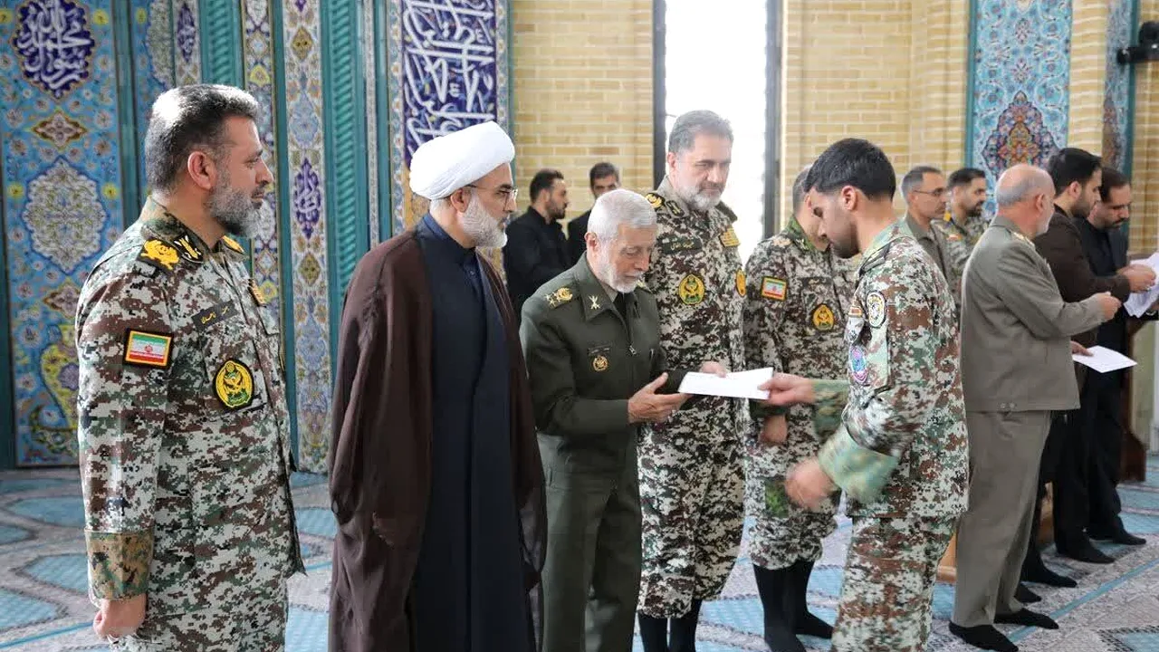 عطیه فرمانده کل قوا به دانشآموختگان پدافند هوایی اعطا شد