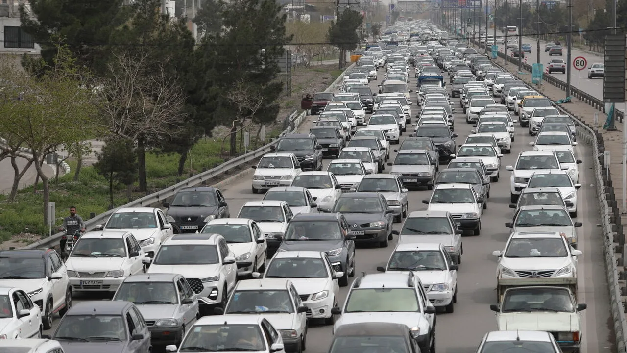 ترافیک نیمهسنگین در جادههای منتهی به پایتخت و باران در گیلان