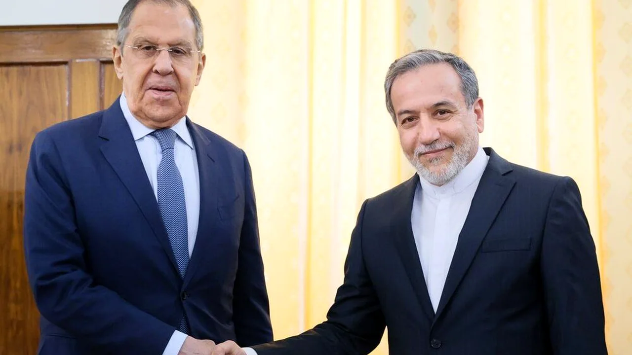 استقبال گرم عراقچی از لاوروف در تهران؛ چه خبری پشت درهای بسته وزارت خارجه است؟