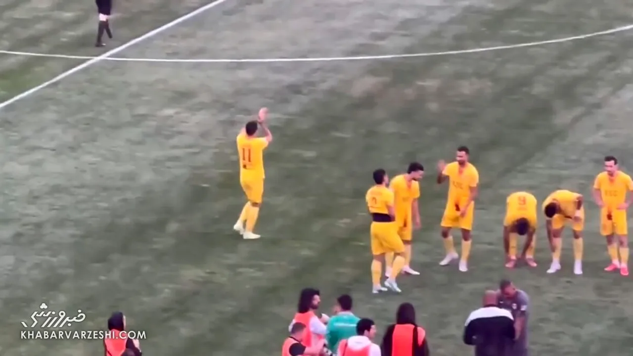 تشویق گرم هواداران پرسپولیس برای وحید امیری در جدال با فولاد
