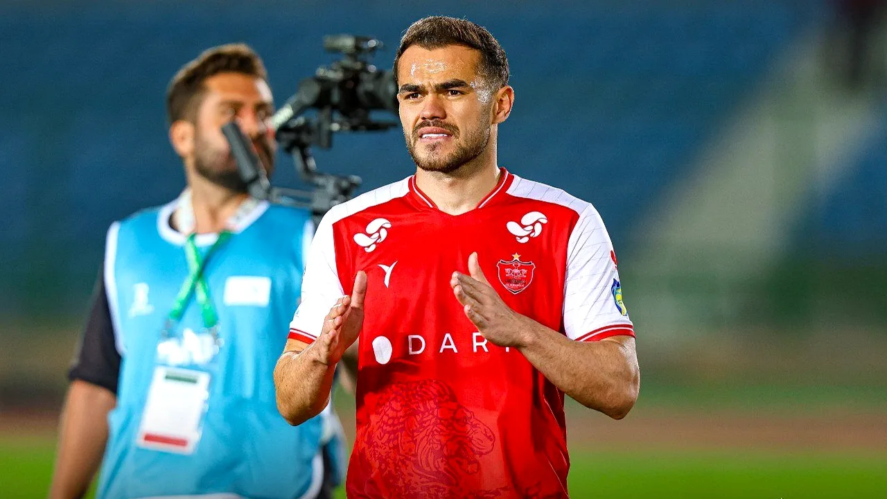مصدومیت اورونوف؛ ستاره ازبک پرسپولیس مقابل فولاد غایب شد