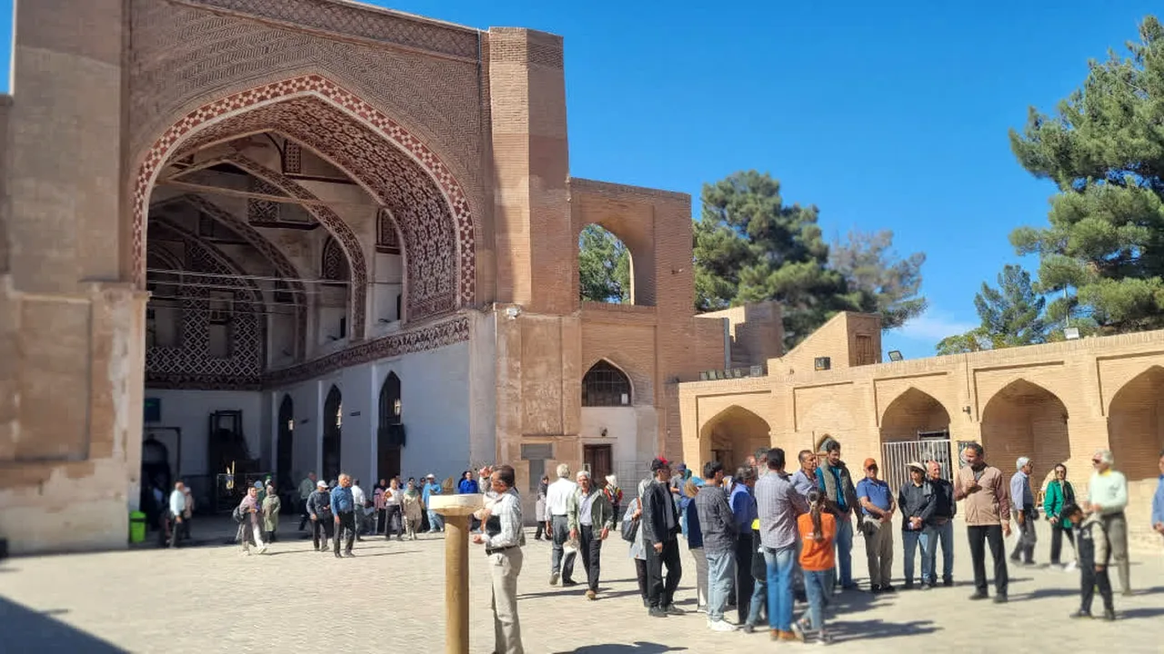 سفر ۸۰۰ گردشگر با کمپر به جاذبههای قاینات