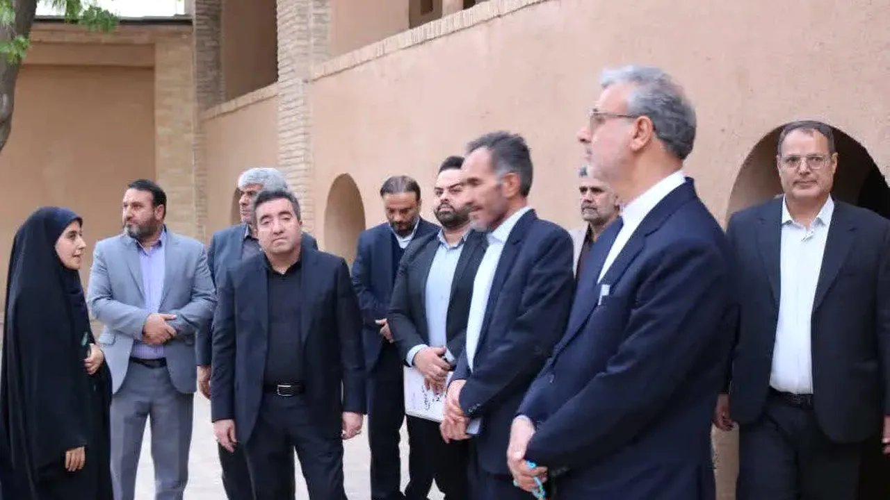 ادای احترام رئیس ثبت اسناد در خانه تاریخی امام خمینی