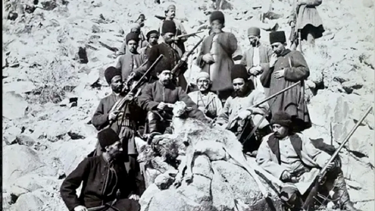 راز یک عکس یادگاری از دوران ناصرالدین شاه؛ چه کسانی در عکاسخانه سلطنتی پشت دوربین ایستادند؟