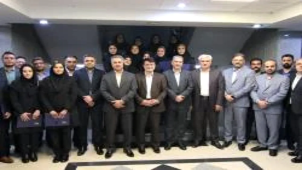 تجلیل بانک سرمایه از کارکنان برتر با محوریت برنامه احیا