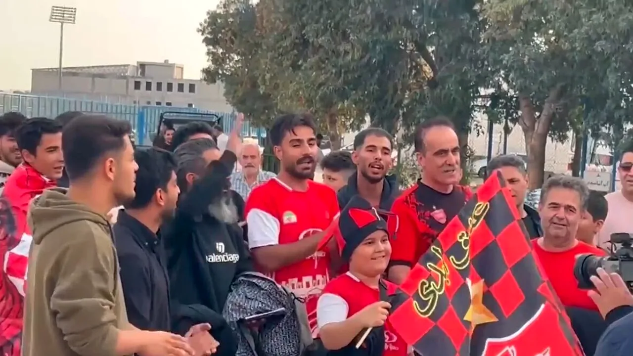 هواداران پرسپولیس در هفته دهم سرود قهرمانی خواندند