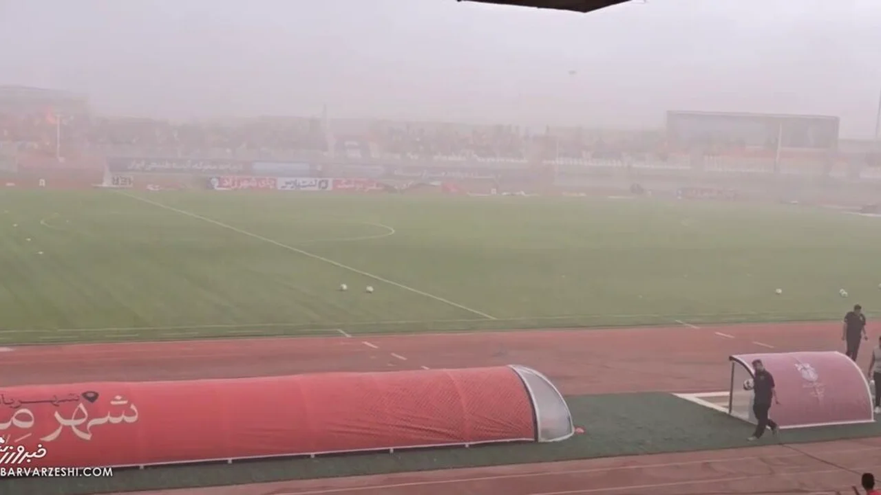 طوفان شن در ورزشگاه شهر بابک؛ آیا پرسپولیس در این جهنم گرد و خاک بازی میکند؟!