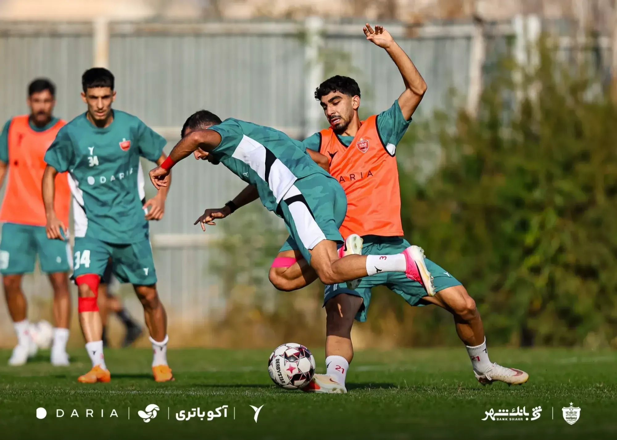 پرسپولیس سه بازیکن خود را به فروش میرساند