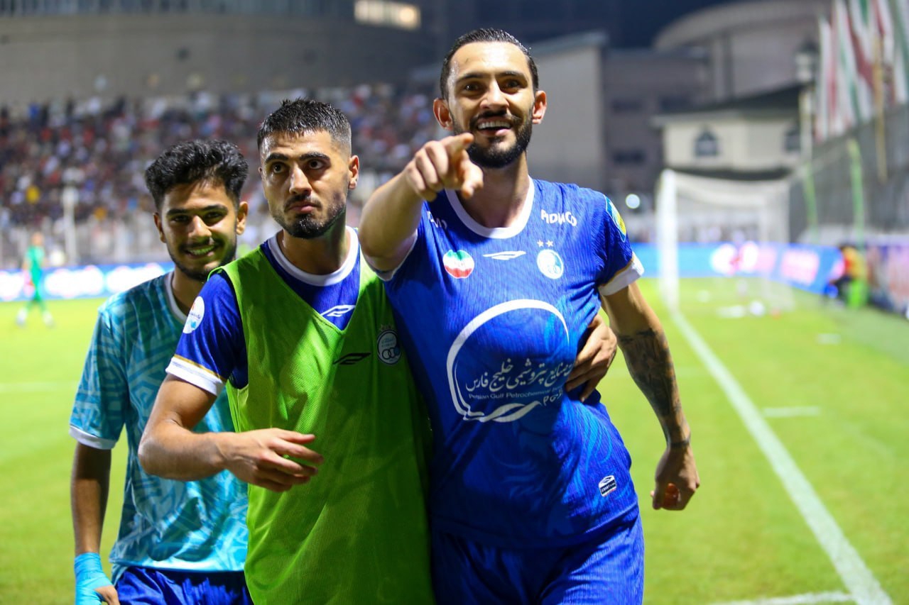 محمدرضا آزادی با تغییر ظاهر جدید در تمرین استقلال حاضر شد