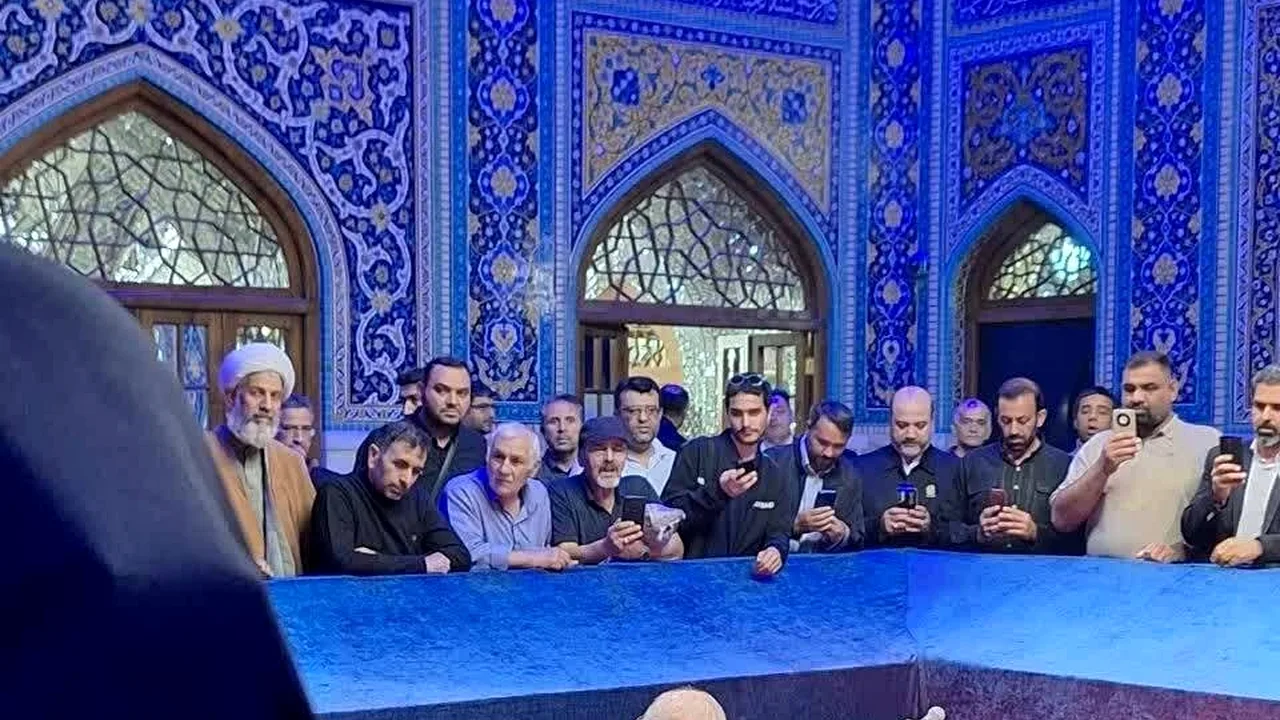 زیارت رئیسجمهور در رواق دارالذکر و مزار رهبر انقلاب