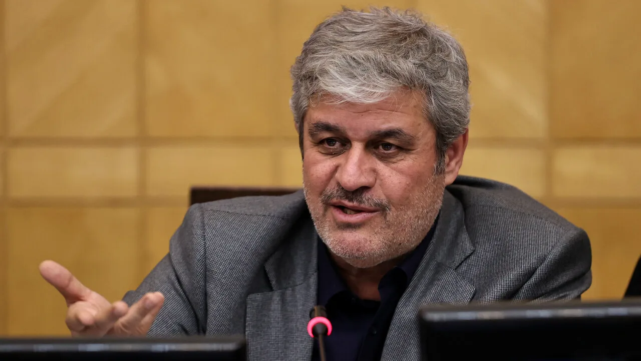 تاجگردون: اکثر کارمندان دولت زیر ۳۵ میلیون تومان میگیرند