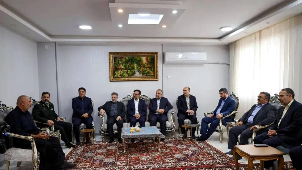 دیدار رئیس سازمان زندانها با خانواده دو شهید در چهارمحال و بختیاری