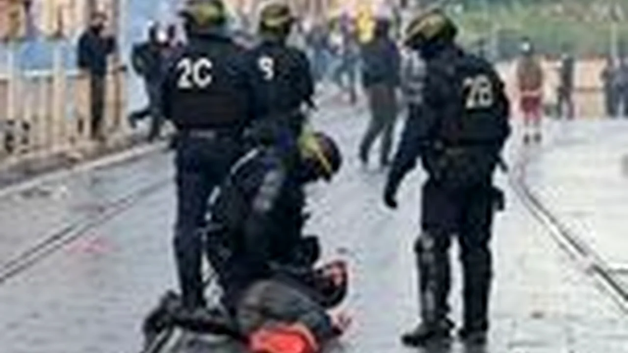 شبهای وحشت در فرانسه؛ تصمیمی که دولت را به لبه پرتگاه کشاند!