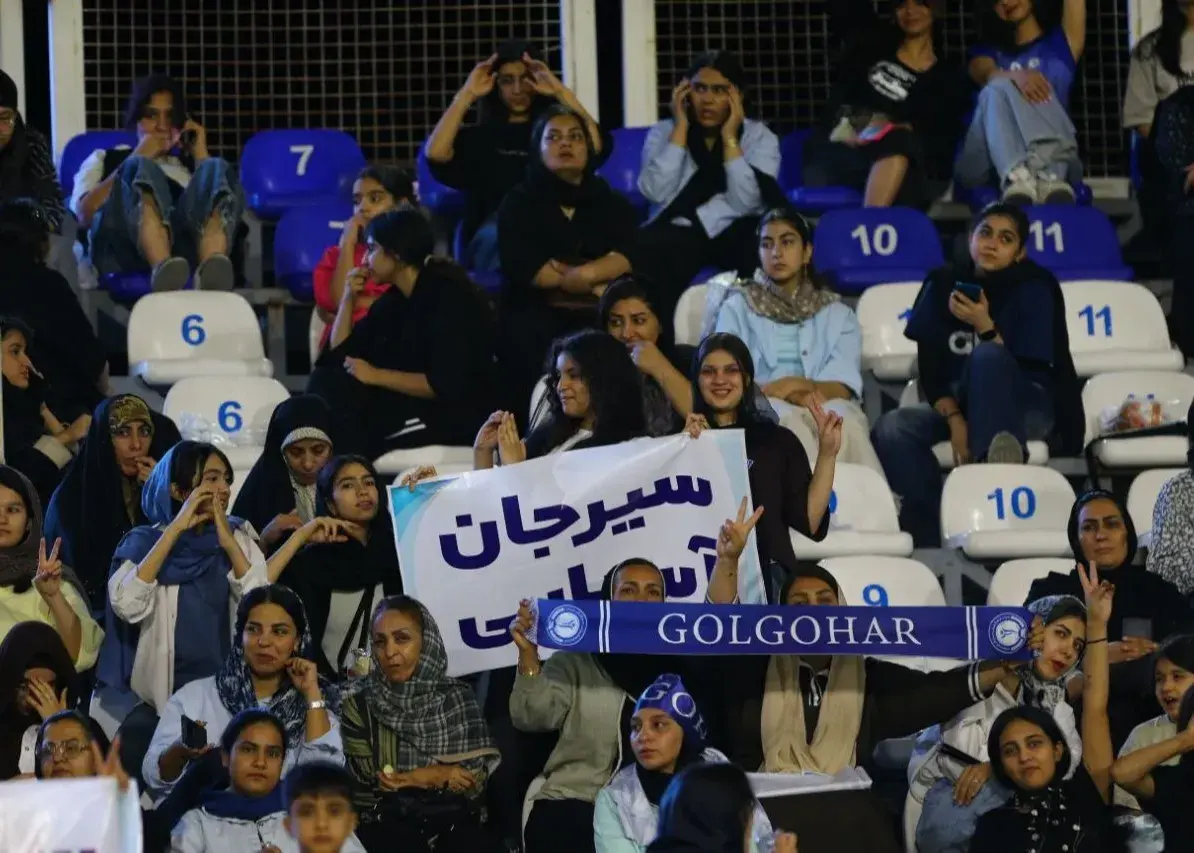 کریخوانی هواداران گلگهر سیرجان در برابر چادرملو