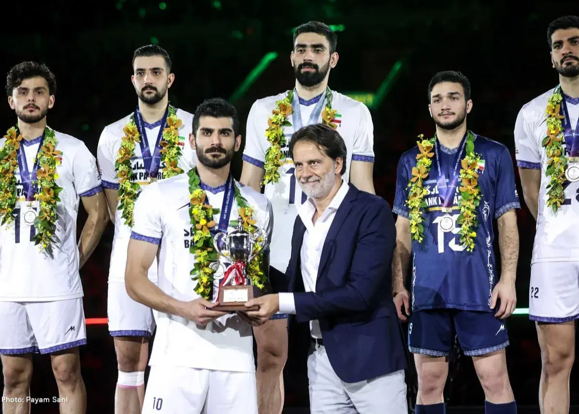 کاپیتان ایران در مراسم اهدای مدال نقره لبخند نزد