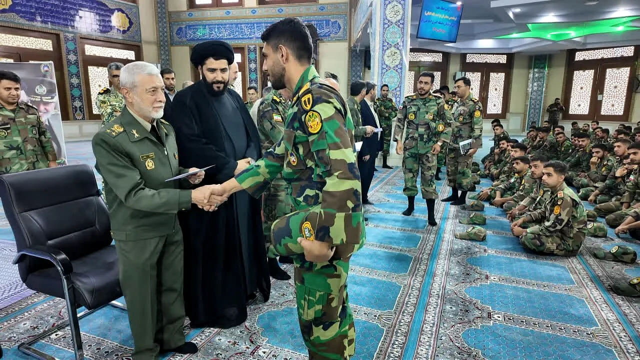 اهدای عطیه فرماندهی کل قوا به فارغالتحصیلان دانشگاه افسری امام علی