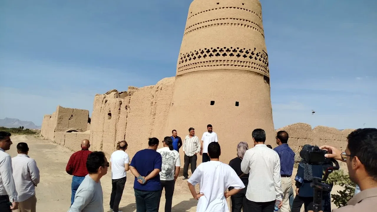 کوهنوردان یزدی در سفر به بهاباد از جاذبههای تاریخی دیدن کردند