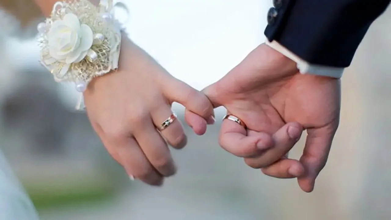 ازدواج پسر ۱۵ ساله با معلم ۳۰ سالهاش جنجالآفرین شد