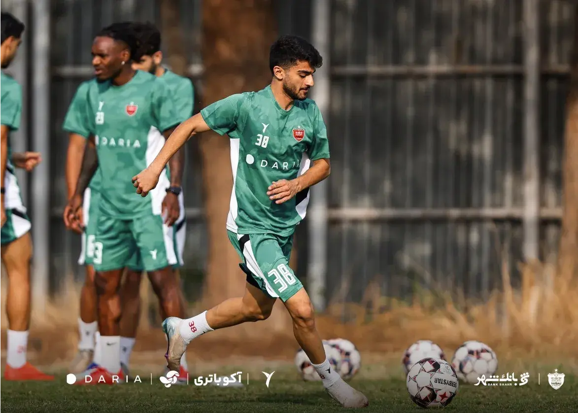 محمدرضا میرشفیعیان تولد ۲۱ سالگی خود را در پرسپولیس جشن گرفت
