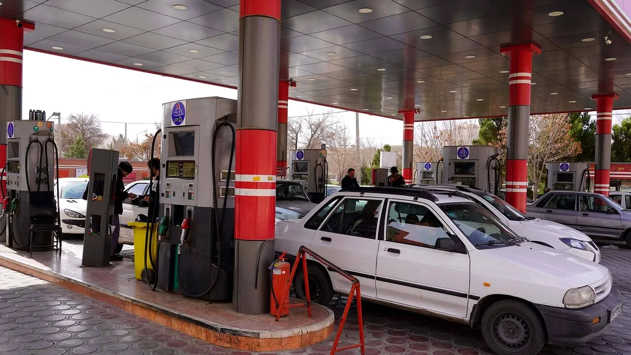 حذف کارت سوخت جایگاهها در ۱۱ استان؛ مسافران چطور بنزین بزنند؟