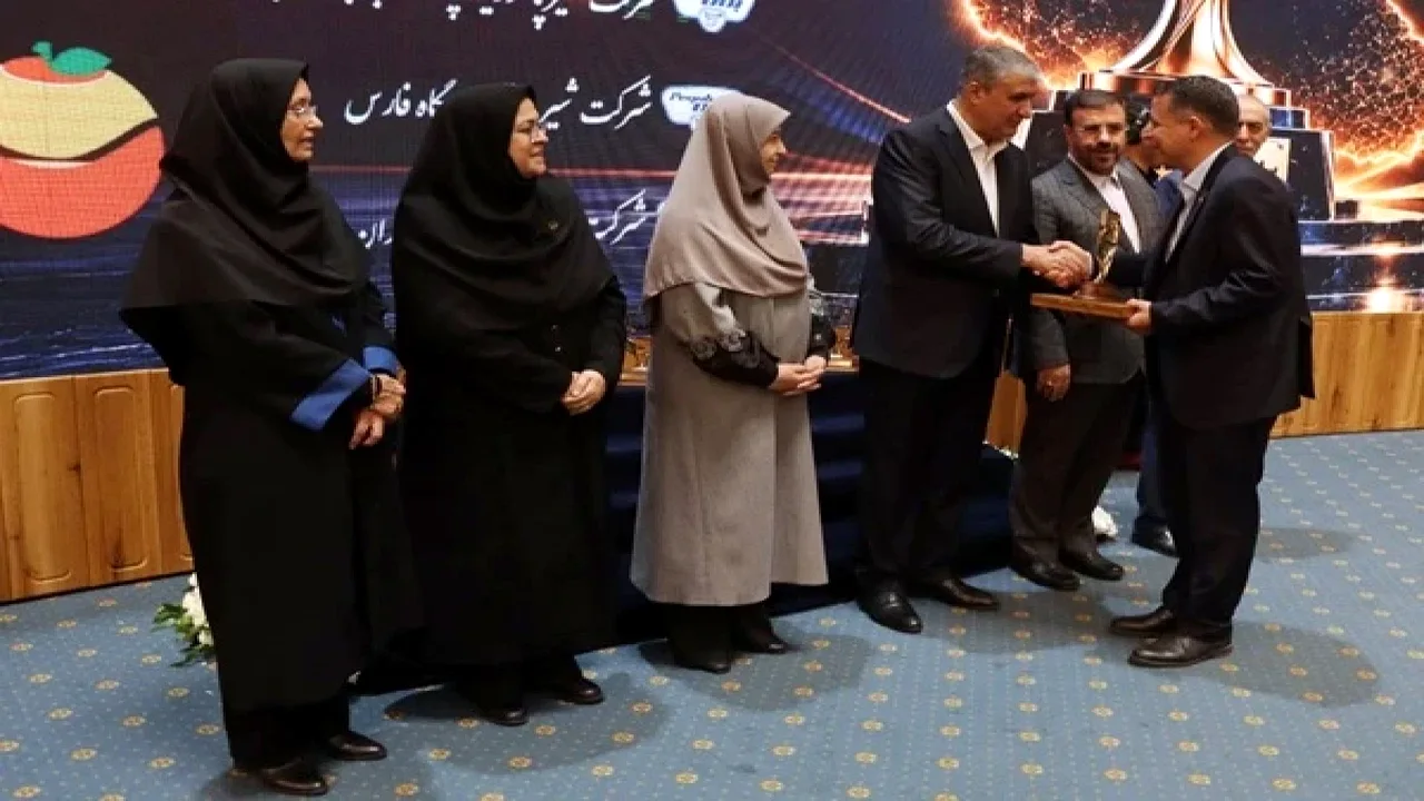 بارز نشان و لوح واحد تولیدی نمونه ملی گرفت