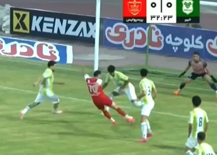 اورونوف موقعیت طلایی را در بازی پرسپولیس از دست داد