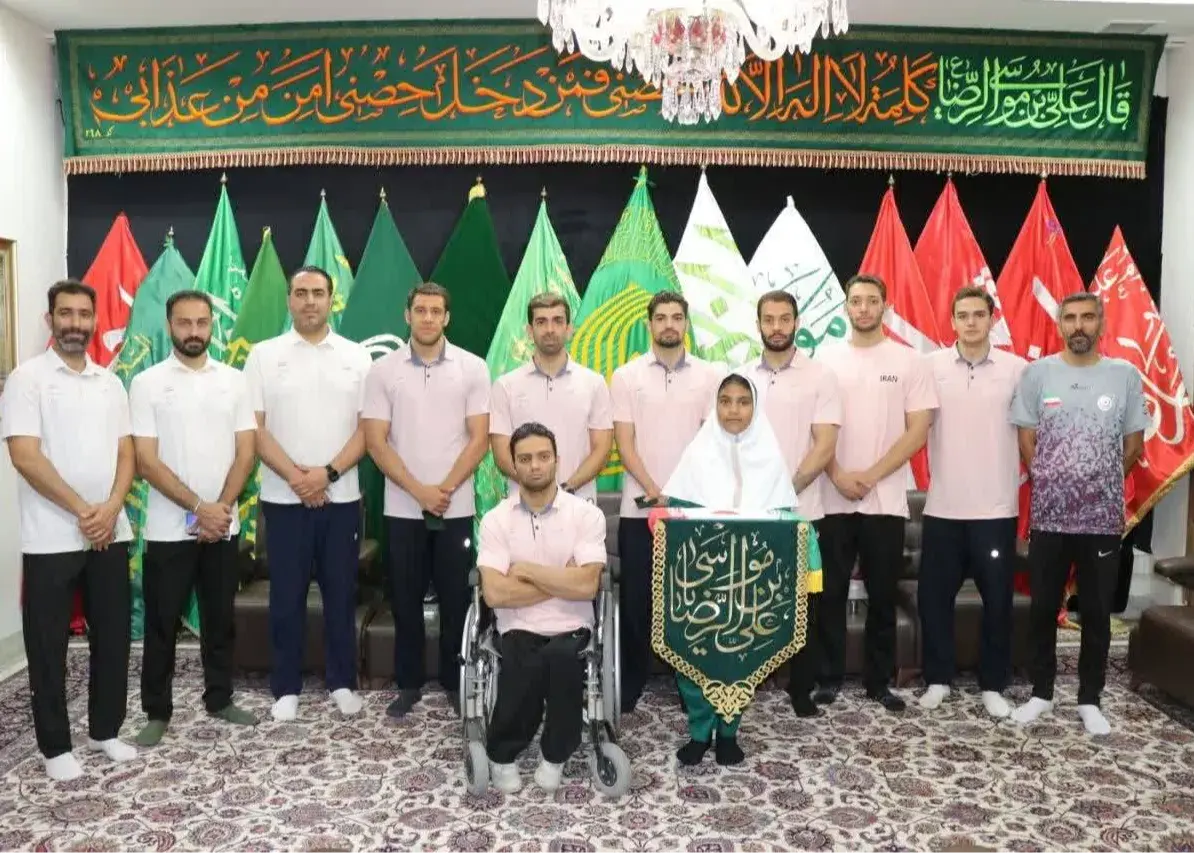 اهدای پرچم جمهوری اسلامی به سرپرست معنوی کاروان پارالمپیکی ایران