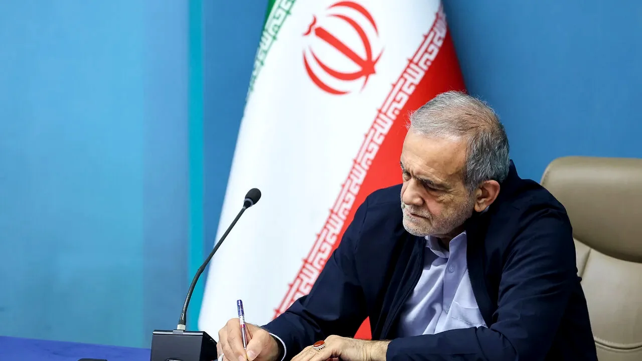 پزشکیان قانونی را ابلاغ کرد که آینده اقتصاد و امنیت ایران را زیر و رو میکند؛ جزئیاتی که پشت پرده مانده است