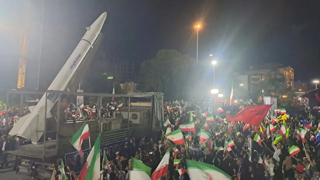 عبور لانچر موشک در میدان انقلاب همزمان با تجمع مردمی