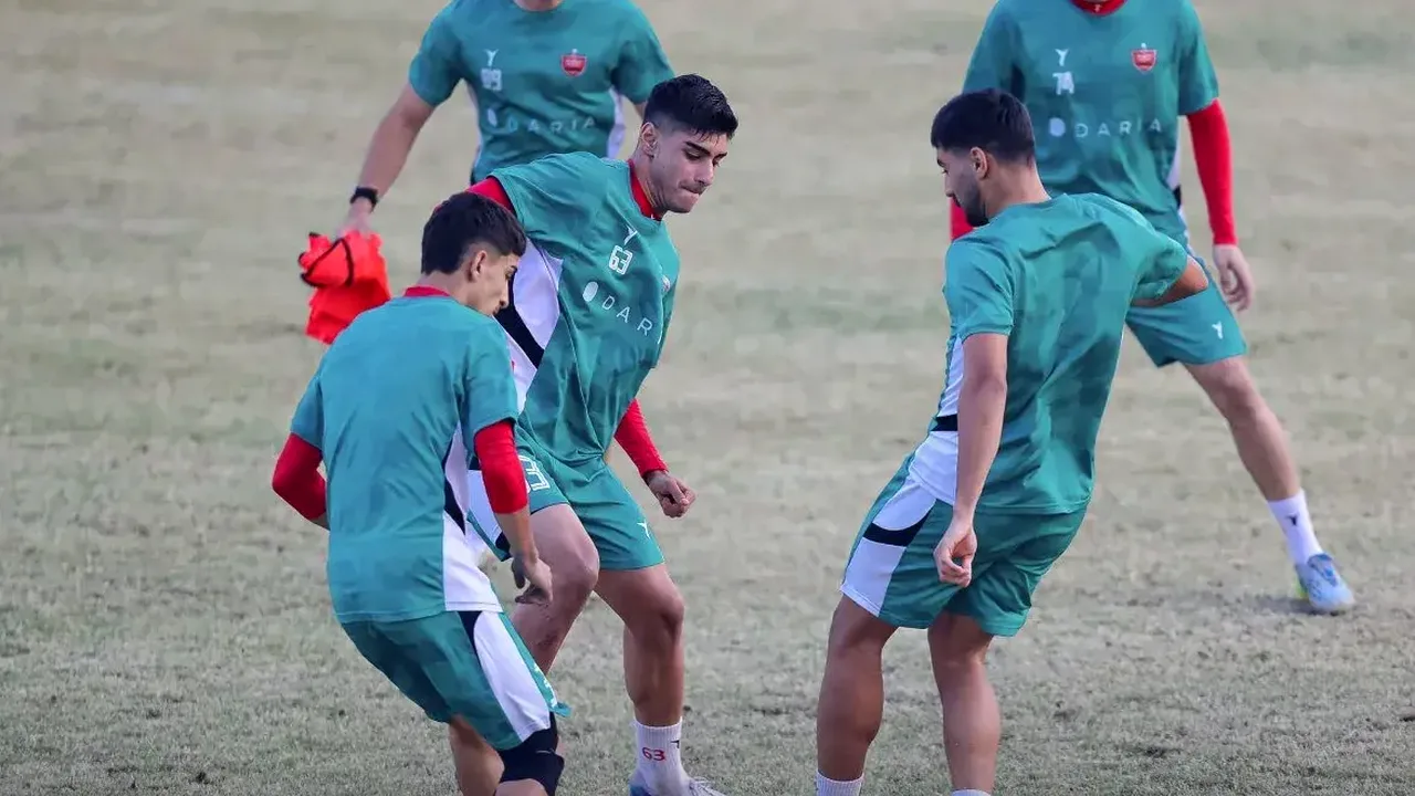 هواداران پرسپولیس برای تماشای تمرین به دیوارها رفتند